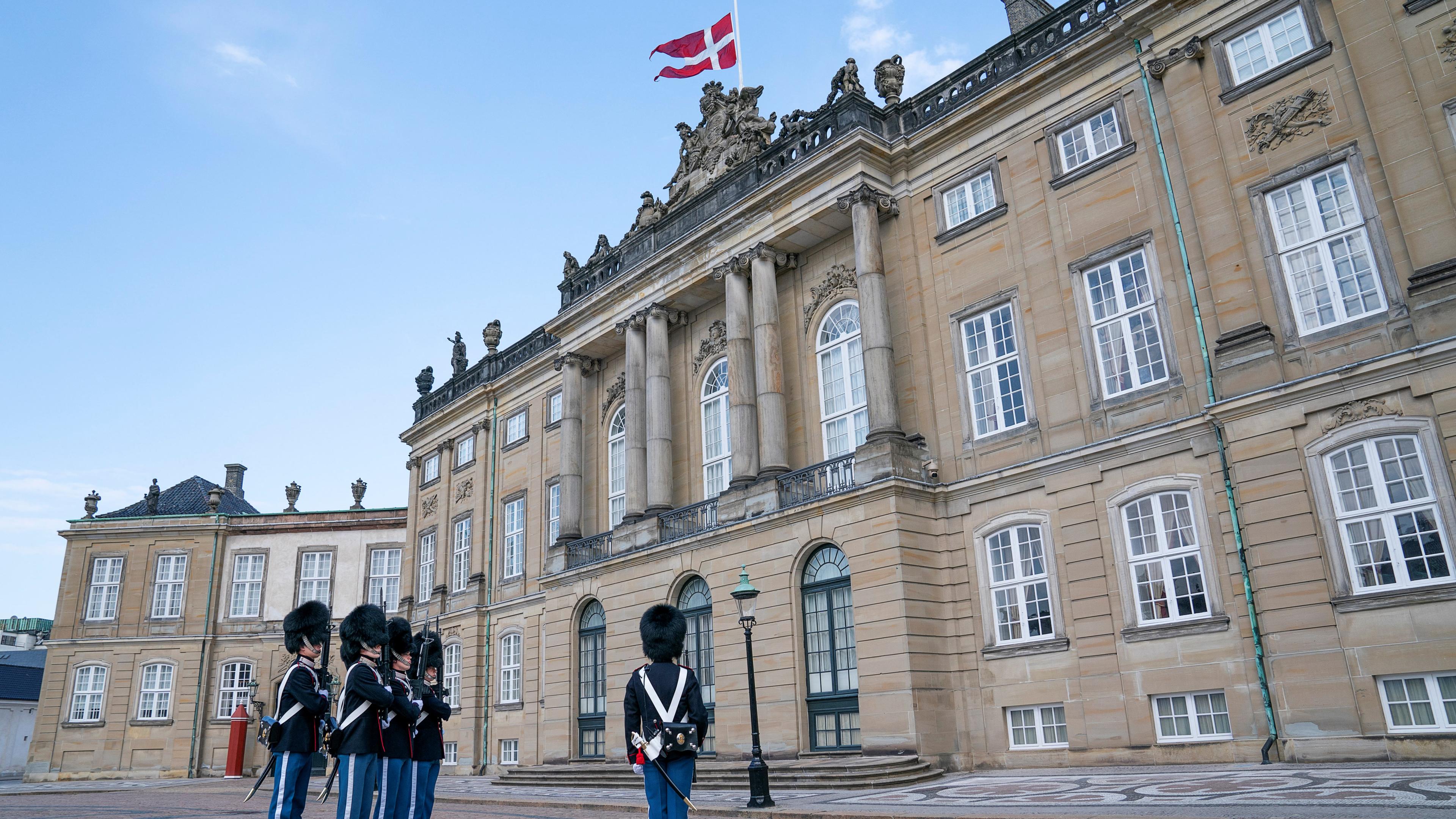 Über dem Schloss Amalienborg in Kopenhagen hat man die dänische Flagge zu Ehren von Prinz Philip auf Halbmast gesetzt.