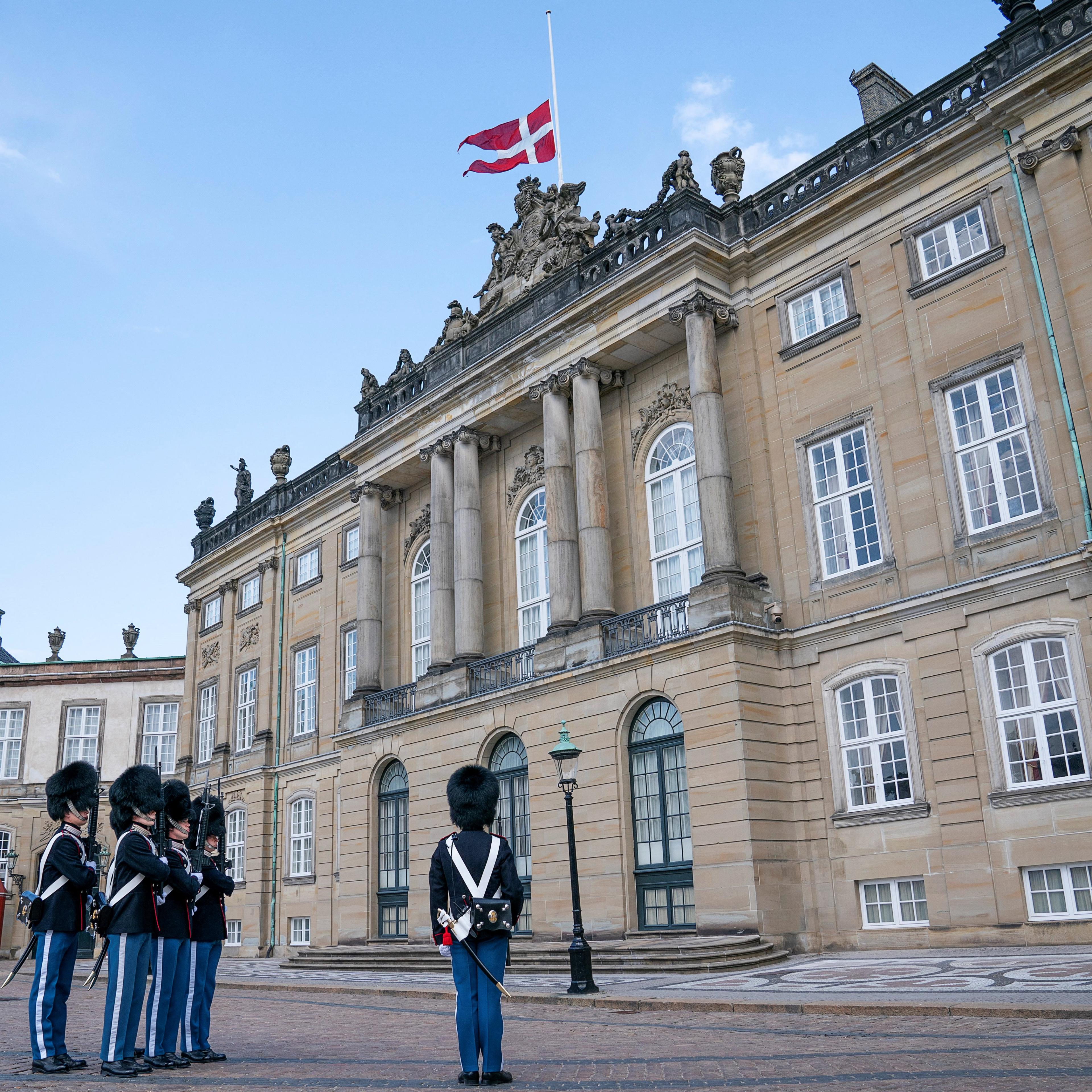Über dem Schloss Amalienborg in Kopenhagen hat man die dänische Flagge zu Ehren von Prinz Philip auf Halbmast gesetzt.