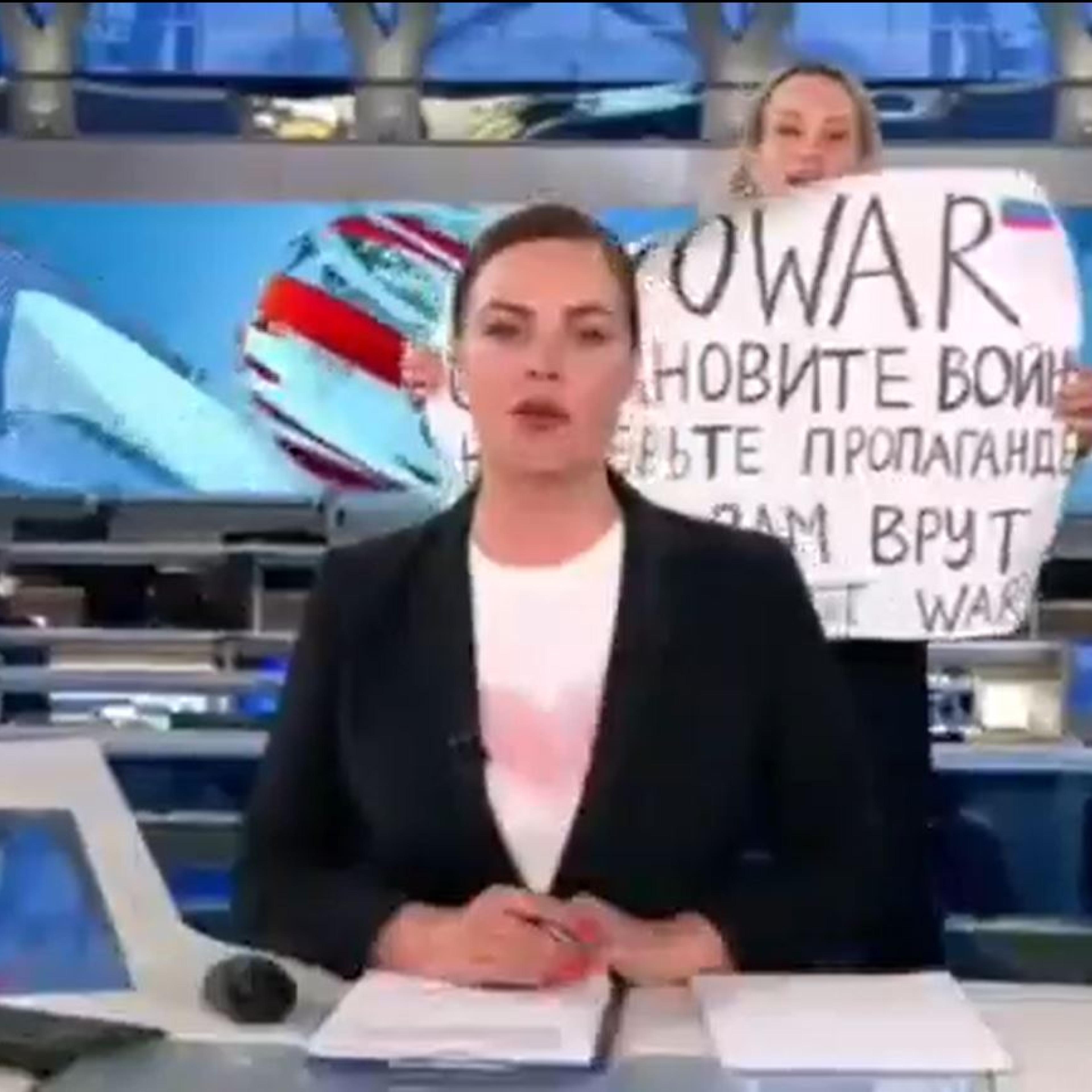 Marina Owsjannikowa, eine Angestellte des russischen Channel 1 Erster Kanal nutzt die Nachrichten, um ein Zeichen gegen den Krieg zu setzen