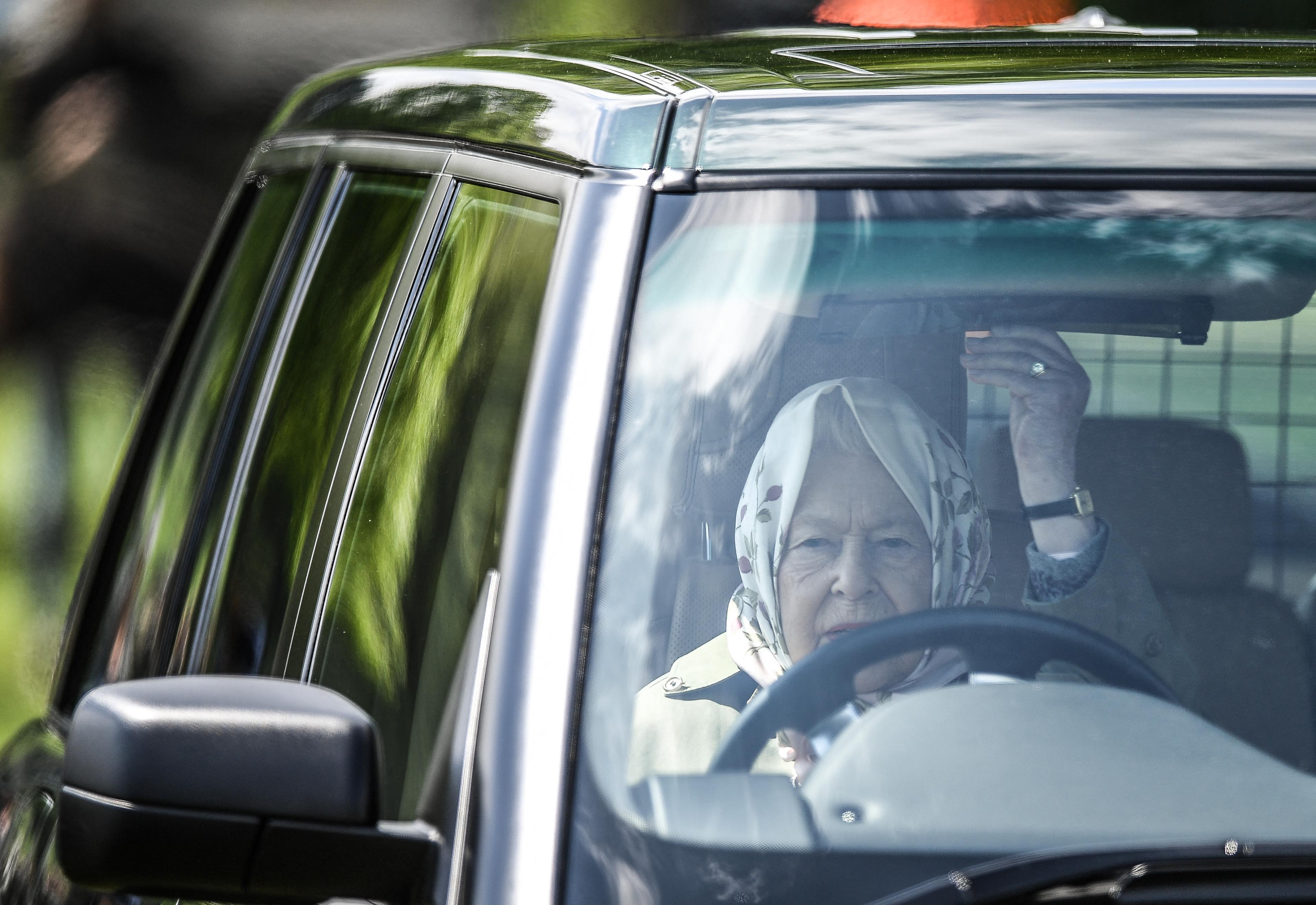 Queen Elizabeth II. hinter dem Steuer ihres Range Rover 2019 auf dem Weg zur Royal Windsor Horse Show